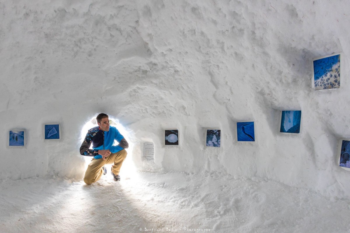 Exposition photographique dans un igloo en neige