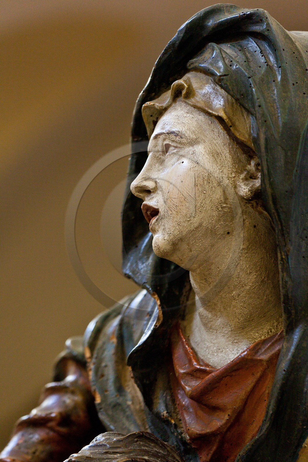 Village de l'Epine, église paroissiale du XIXème siècle recèle une pietà en bois sculptée datant du XIème siècle