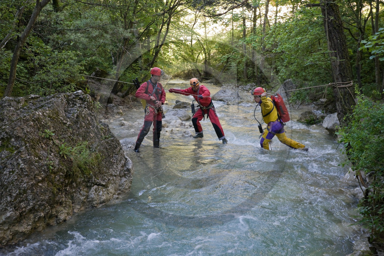 Gorges d'Agnielles, Spéléologie