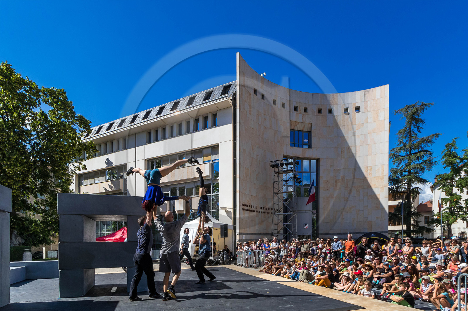 Festival Arts De Rue, Tous dehors (enfin) ! Block, Cie NoFit State Circus & Motion House - cirque & danse