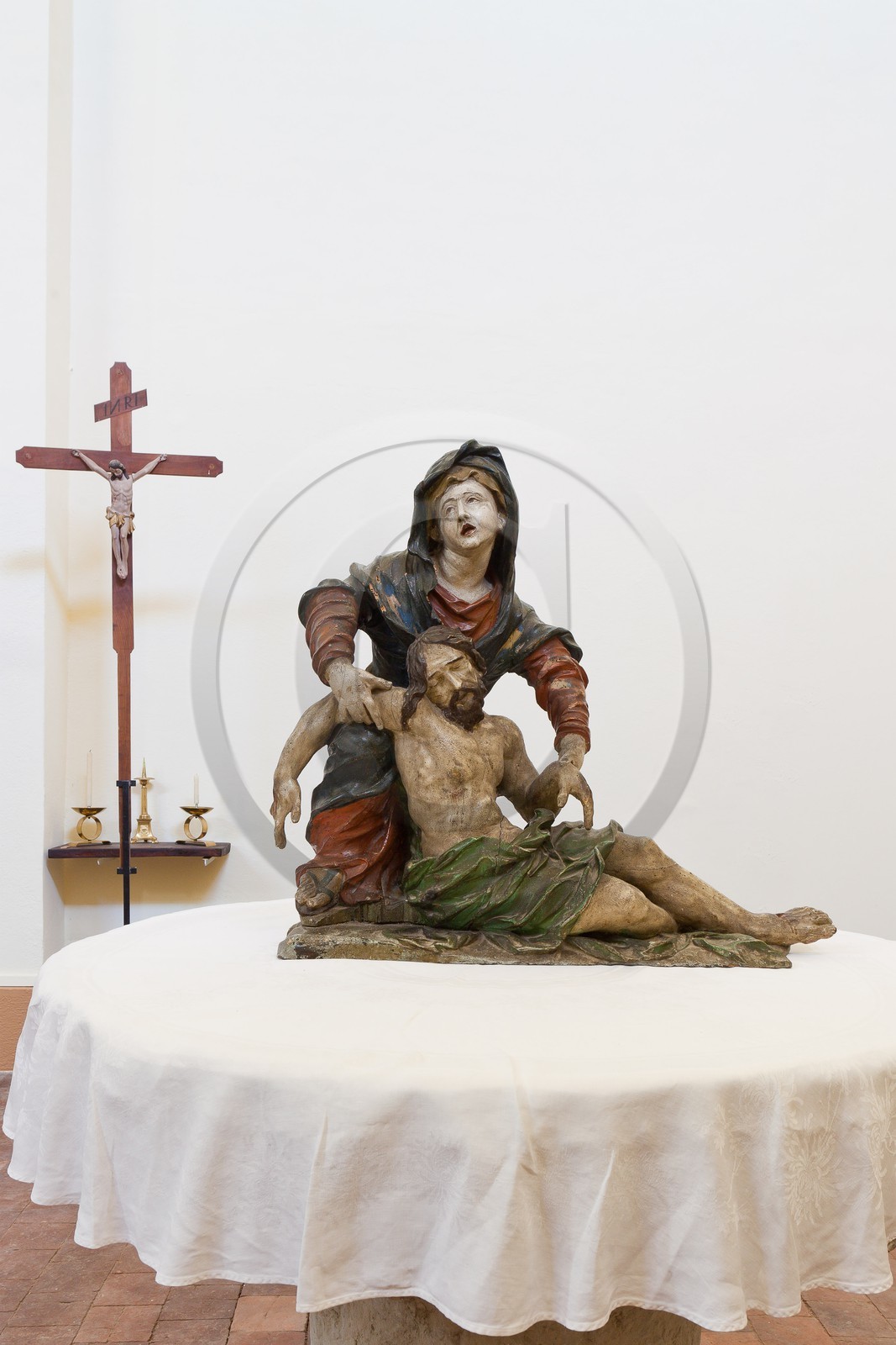 Village de l'Epine, église paroissiale du XIXème siècle recèle une pietà en bois sculptée datant du XIème siècle