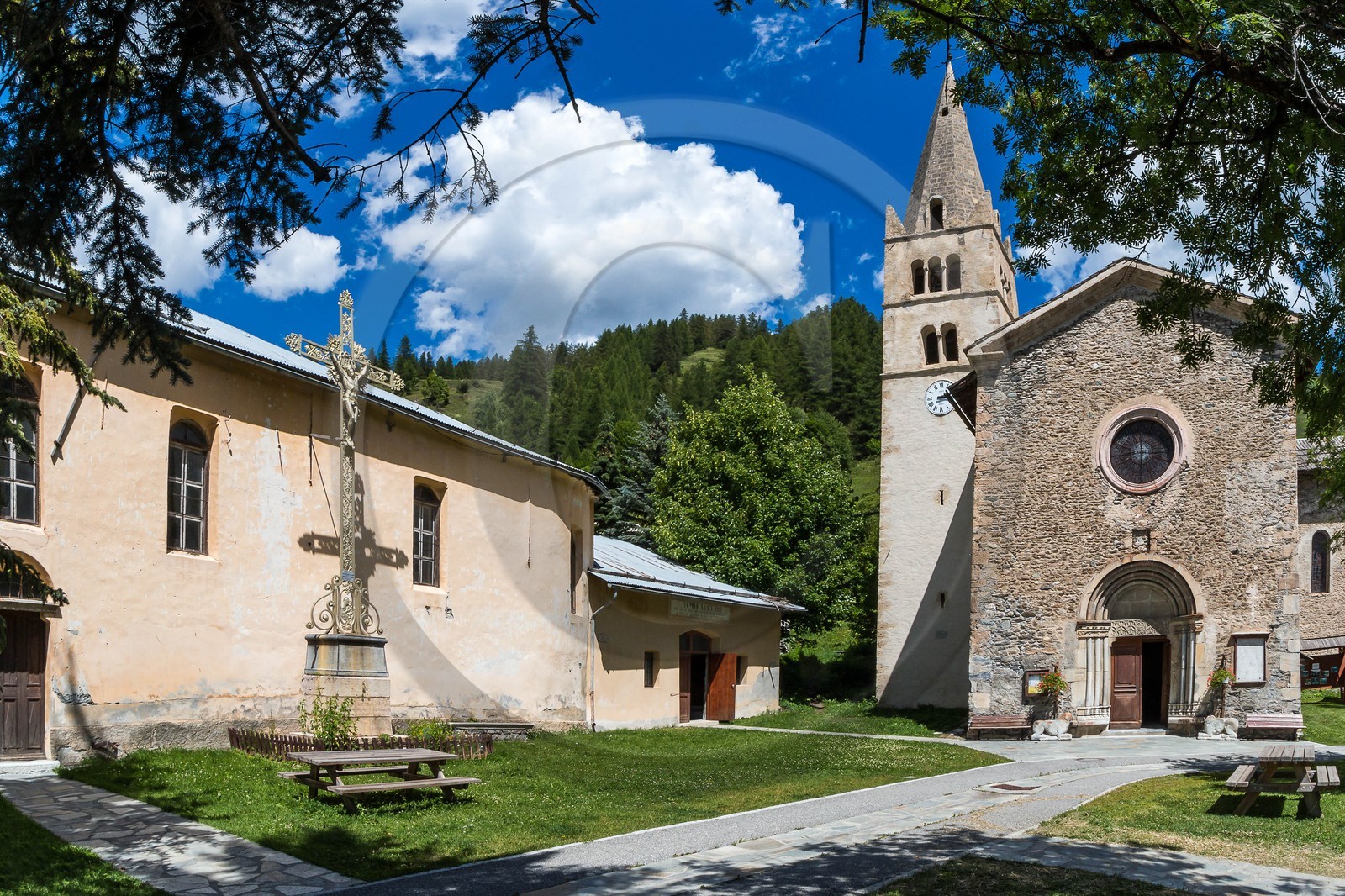 Abriès, église paroissiale Saint-Pierre-Saint-Paul-et-Saint-Antoine et la chapelle des Pénitents