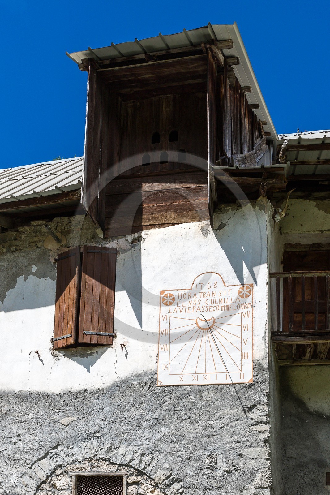 église Saint-Antoine (XVIIe siècle) et l'ancienne Abbaye Chlaisienne du Laverq (XIIe siècle) cadran solaire