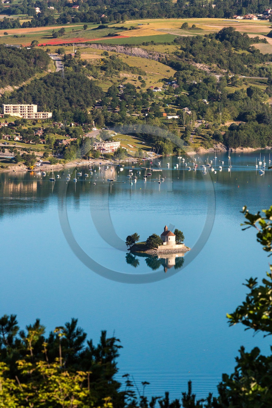 Lac de Serre-Ponçon, la baie et la Chapelle Saint-Michel