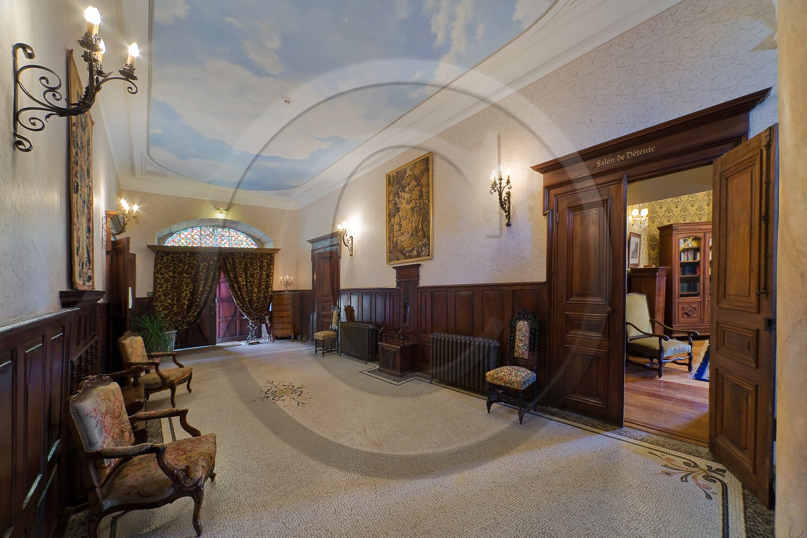 Château de Picomtal, l'entrée et le trompe l'oeil du plafond