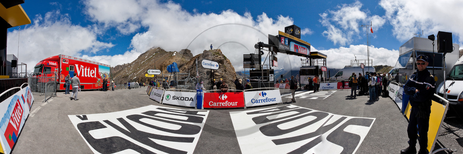 Tour de France 2011, arrivée au sommet du col du Galibier (altitude 2 6421 m)