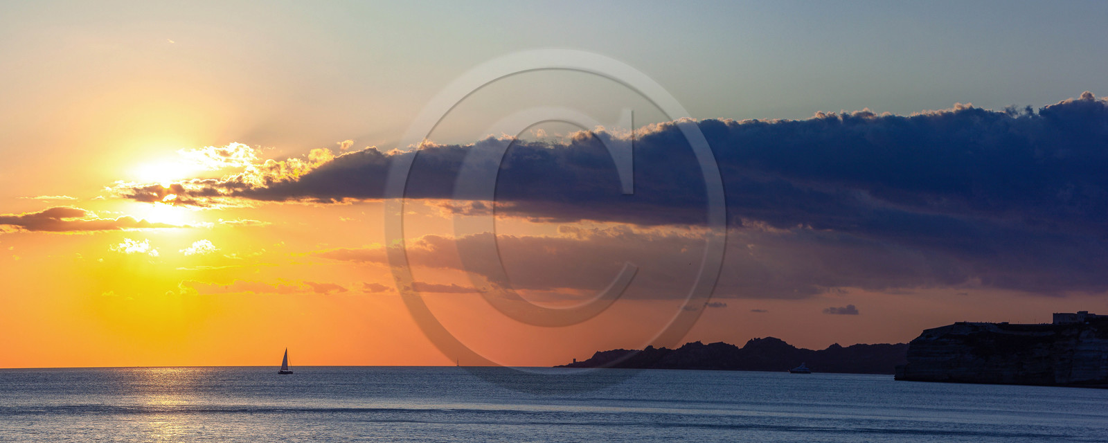 Voilier et coucher de soleil sur Bonifacio