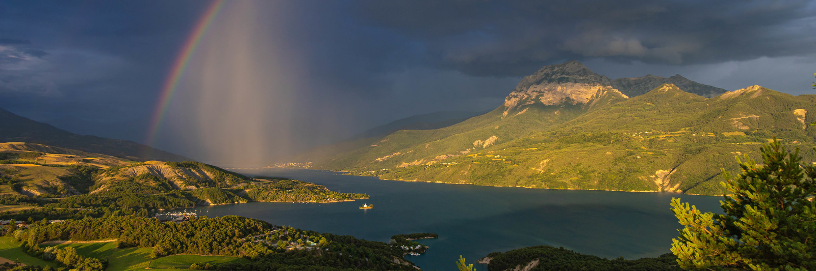 Arc-en-ciel sur la chapelle Saint-Michel
