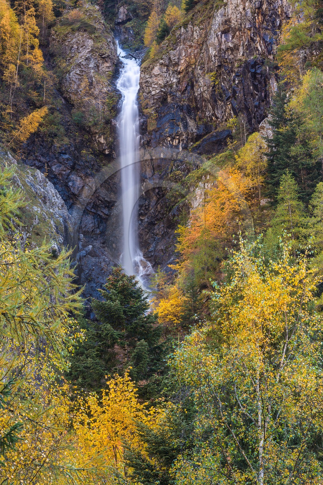 Vallée du Béranger, hameau de Valsenestre, cascade de la Draire
