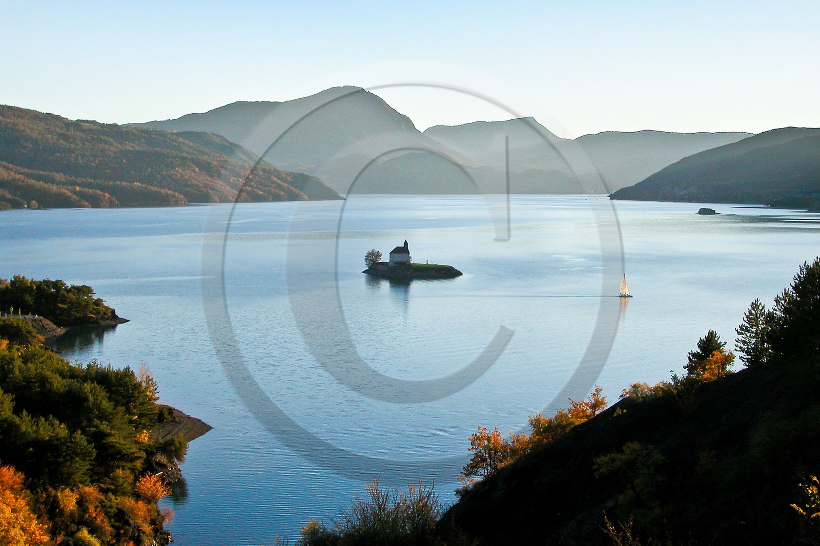 Lac de Serre-Ponçon, la baie et la Chapelle Saint-Michel,