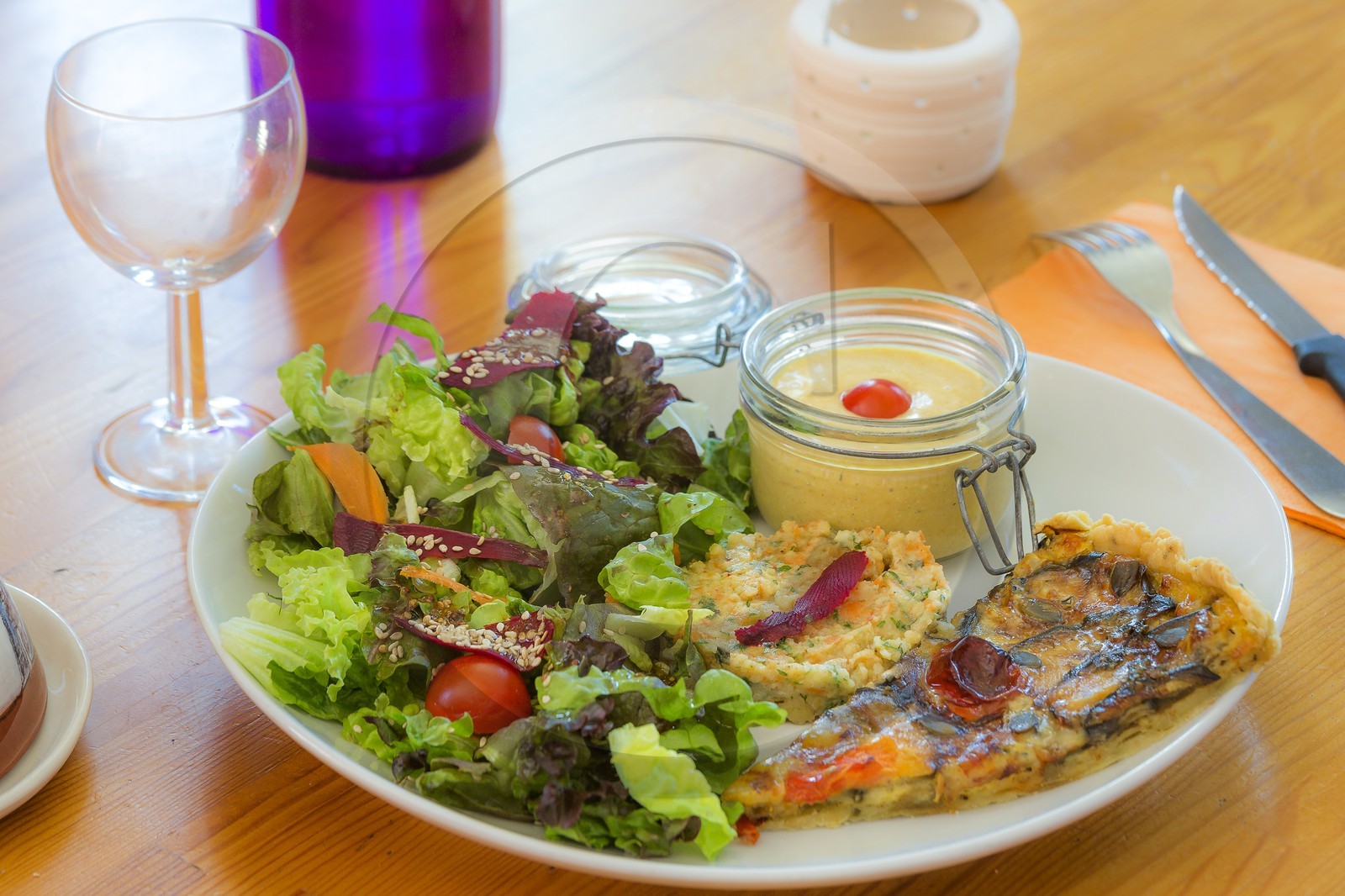 Gîte Auberge de l'Eau Blanche, Salade de saison, tarte aubergine bleue, taboulé libanais et soupe de brebis