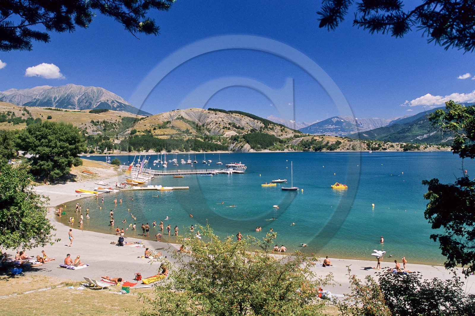 Lac de Serre-Ponçon, la baie et la Chapelle Saint-Michel,