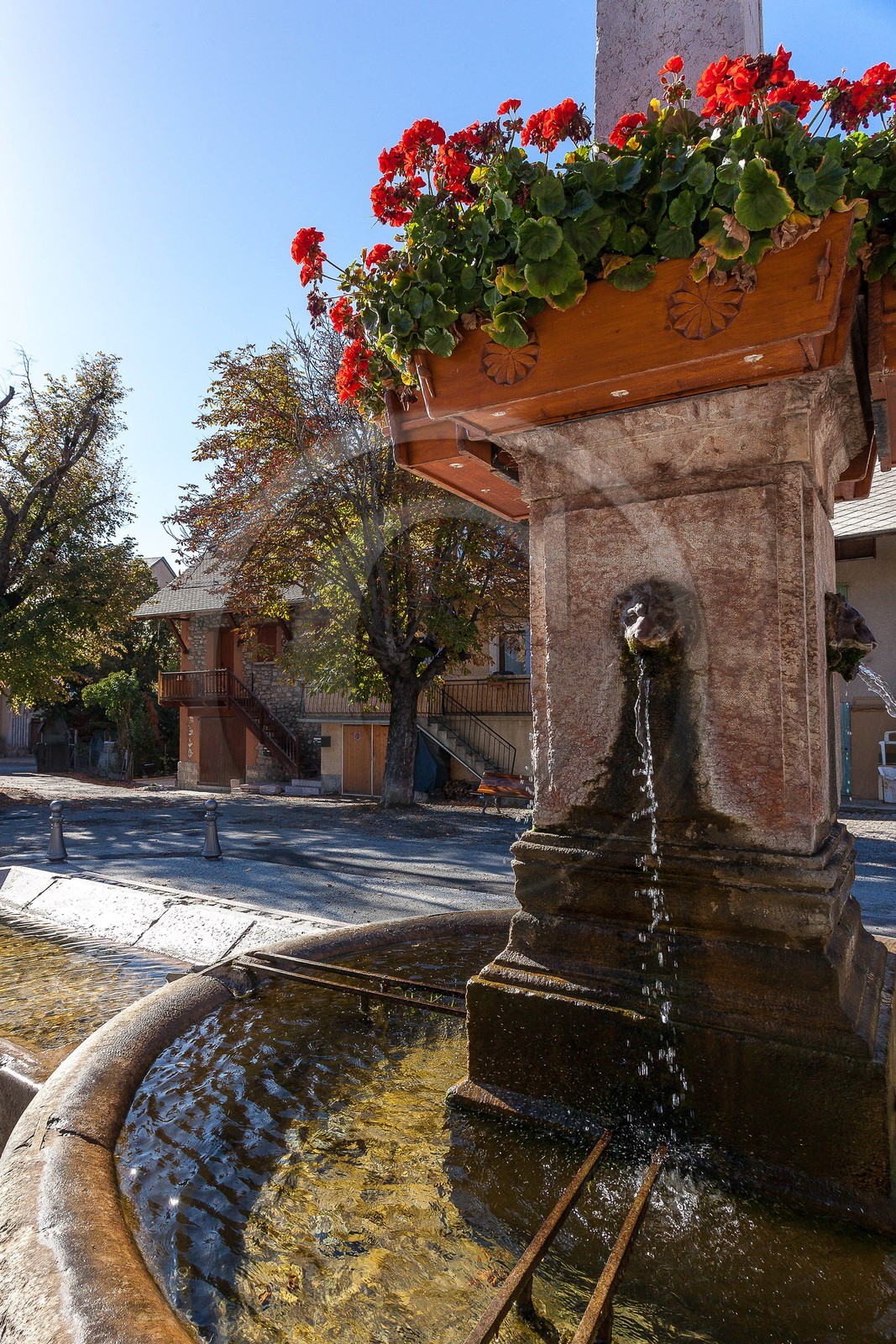Chorges, fontaine et lavoir de la place du Fort