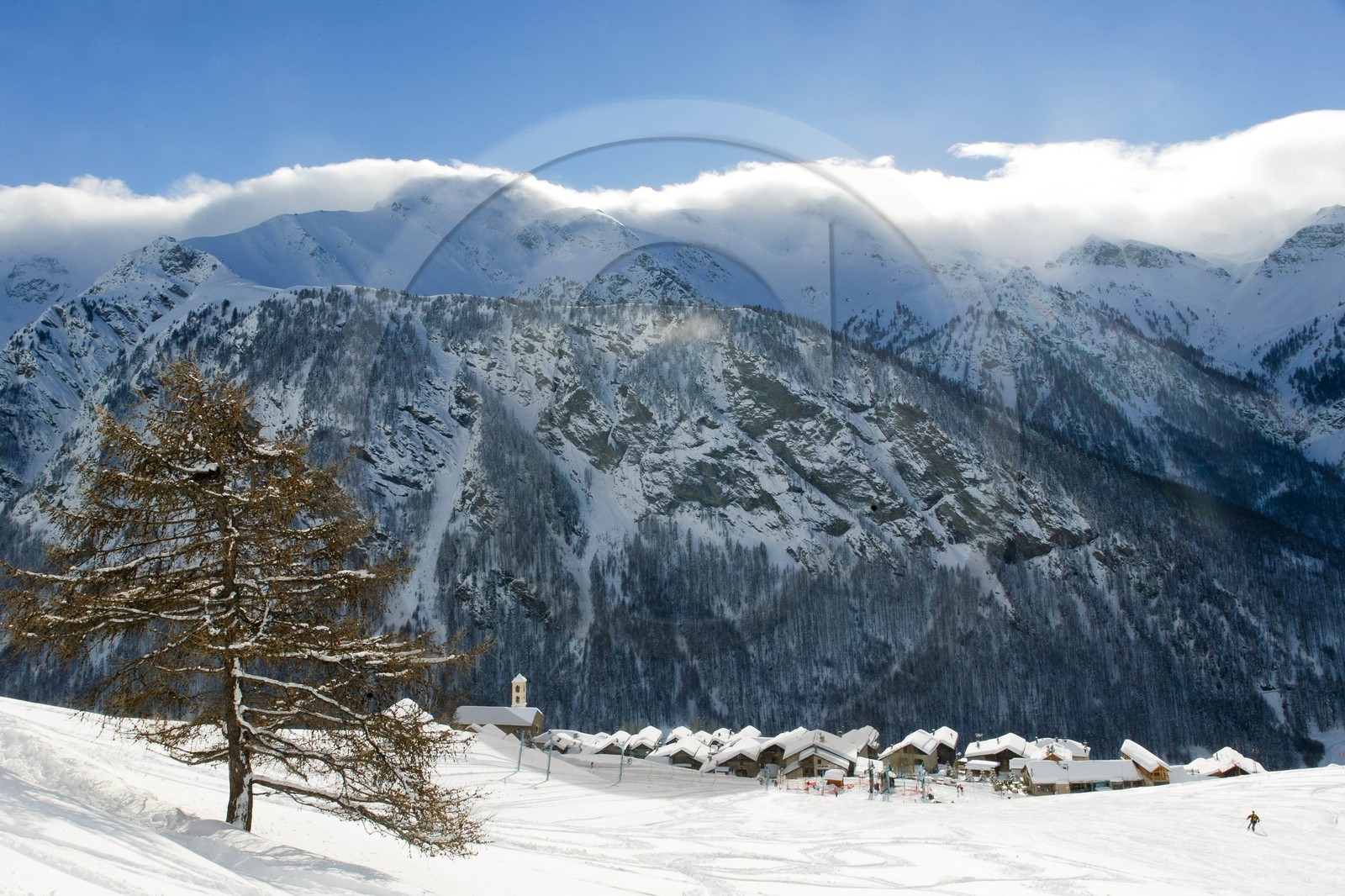 Saint-Véran, 2 042 m d'altitude,  plus haute commune  d'Europe