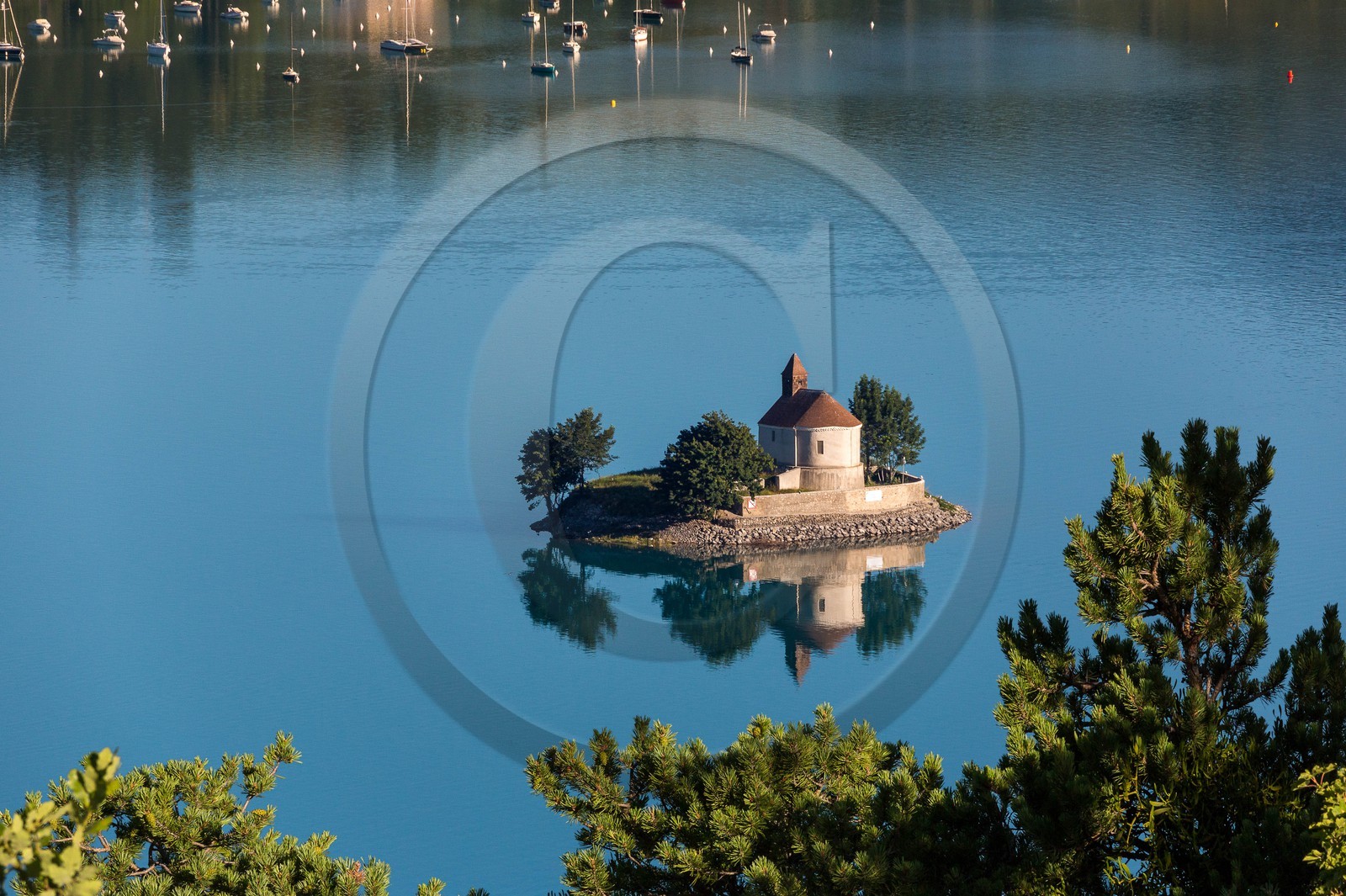 Lac de Serre-Ponçon, la baie et la Chapelle Saint-Michel