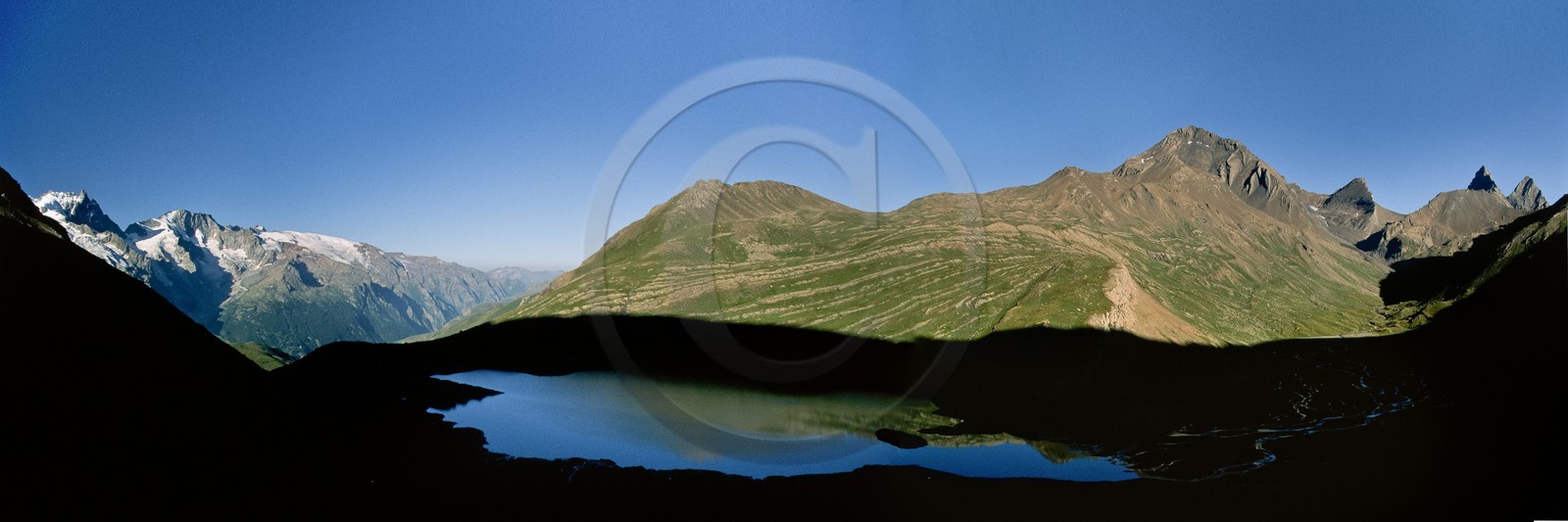 Lac du Goléon, les Aiguilles d'Arve et la Meije
