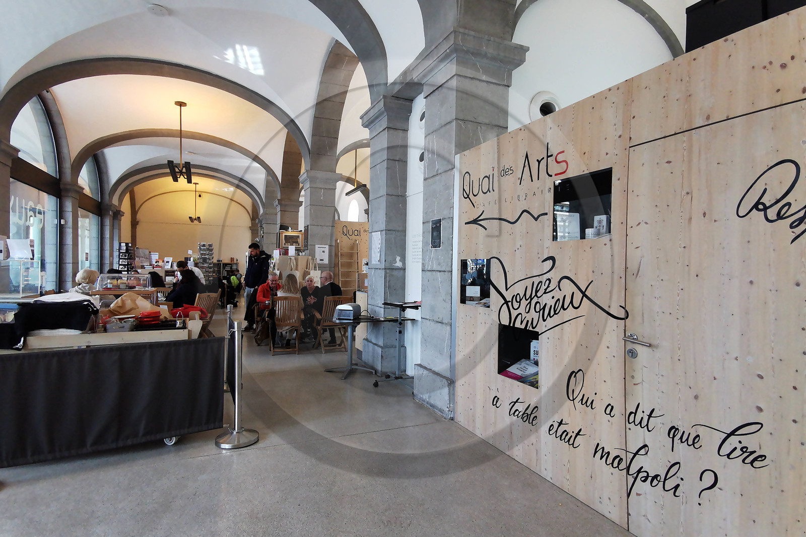 Quai des Arts,  Café Librairie