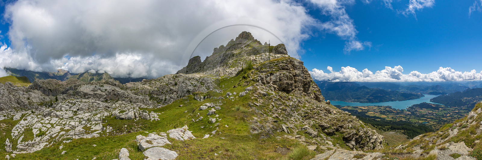 Les Oucanes de Chabrières, les Aiguilles de Chabrières et le Lac de Serre-Ponçon