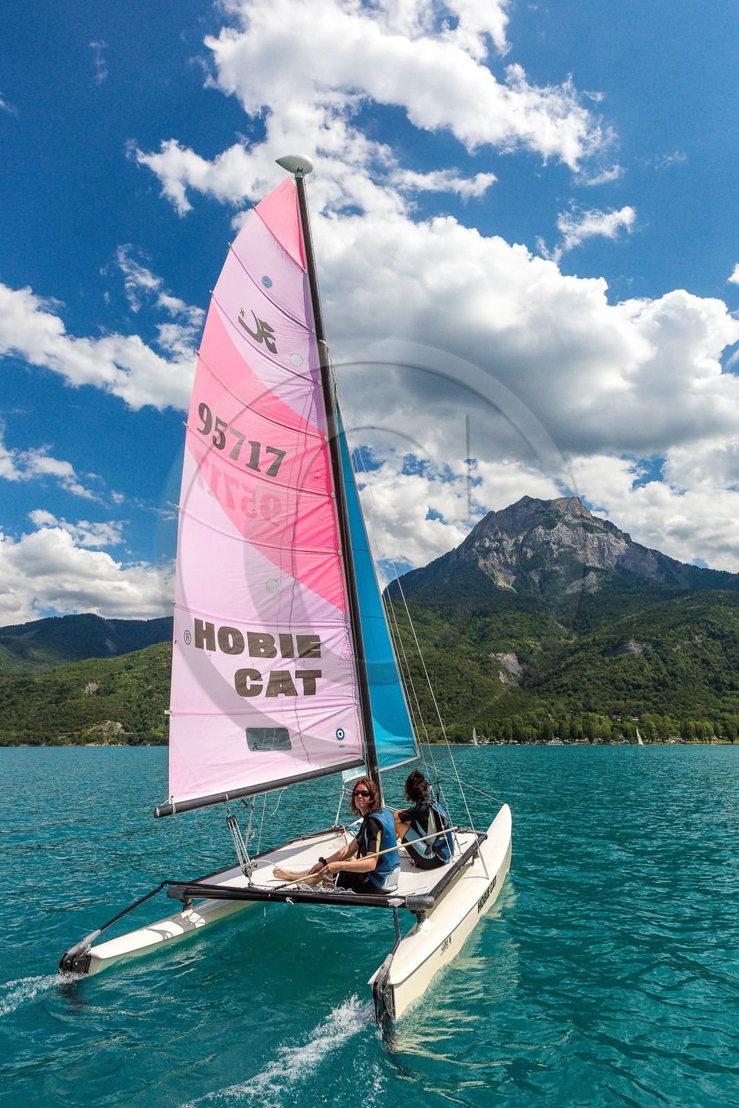 Lac de Serre-Ponçon, navigation catamaran sur le lac