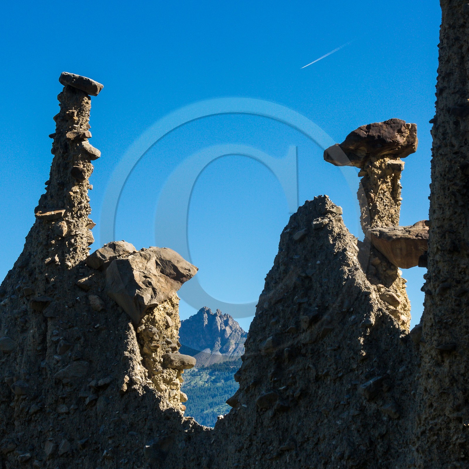 Le Sauze-du-Lac, site classé des Demoiselles Coiffées,  appelées également cheminées de fées