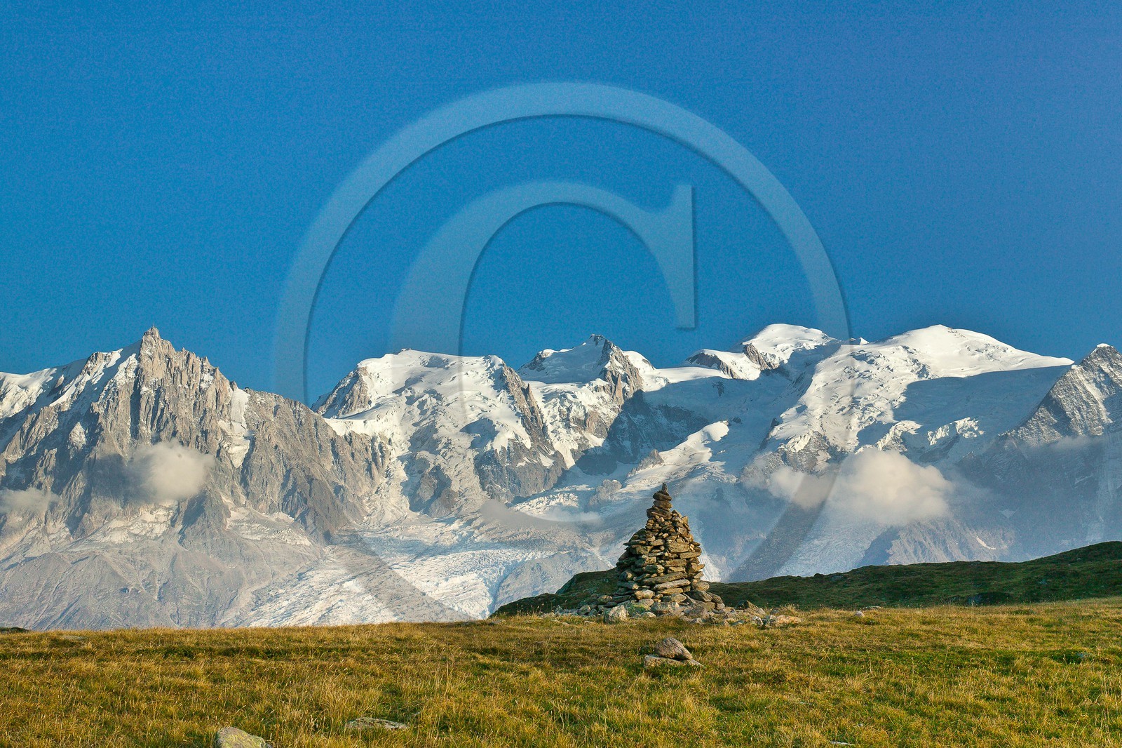 Réserve naturelle de Carlaveyron, cairn au col de Bellachat et le Mont-Blanc