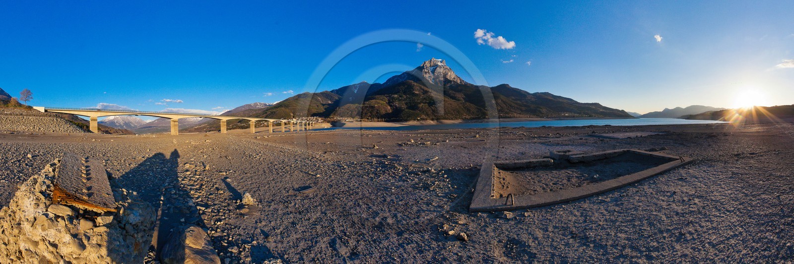 Lac de Serre-Ponçon, Savines-le-Lac, fondations de l'ancien vil