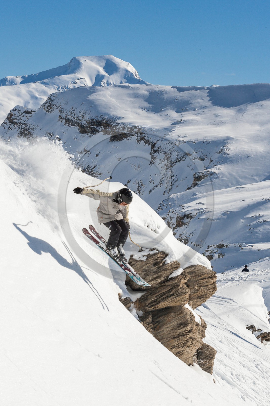 Ski enfant poudreuse, saut de corniche