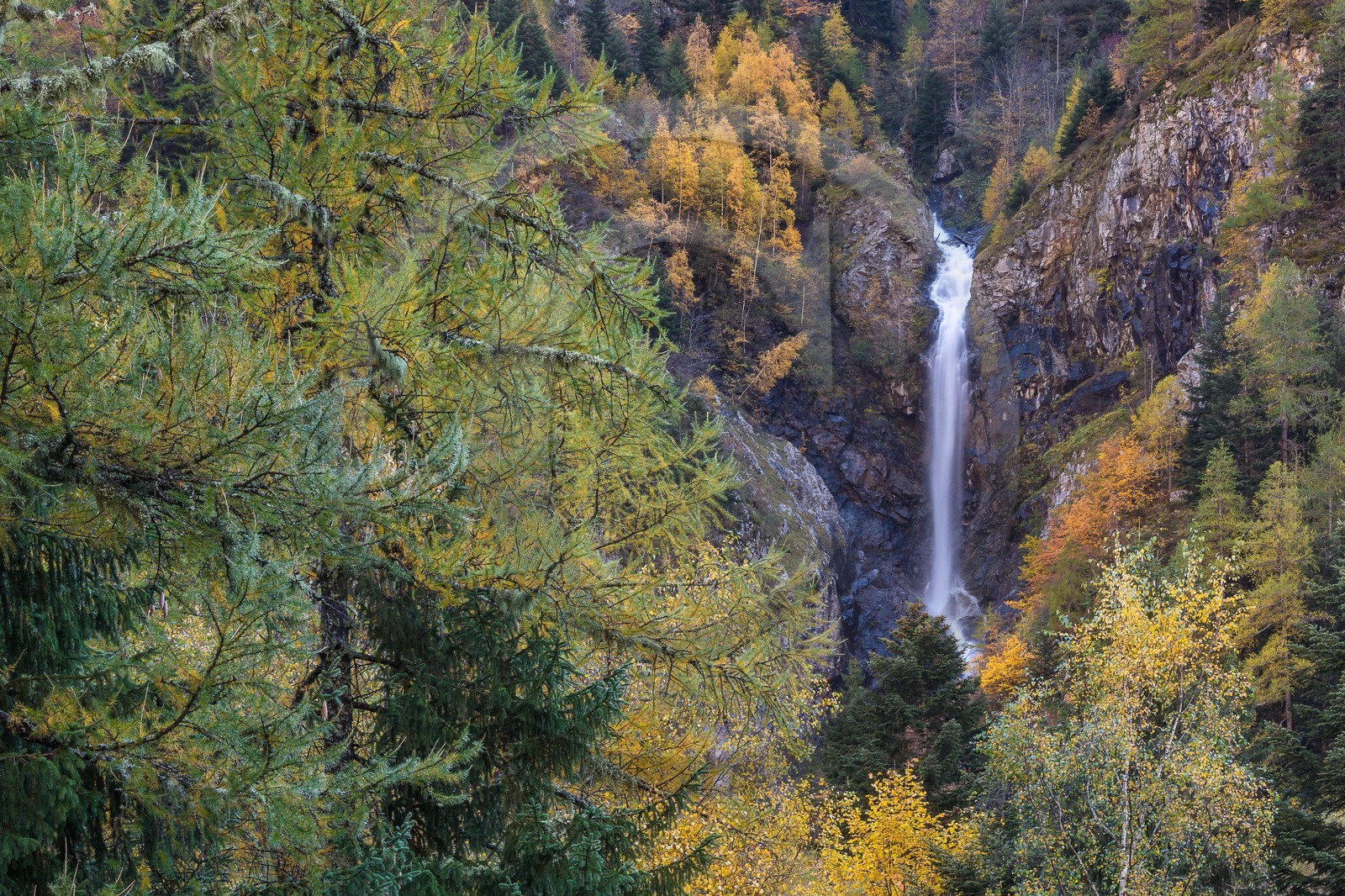Vallée du Béranger, hameau de Valsenestre, cascade de la Draire