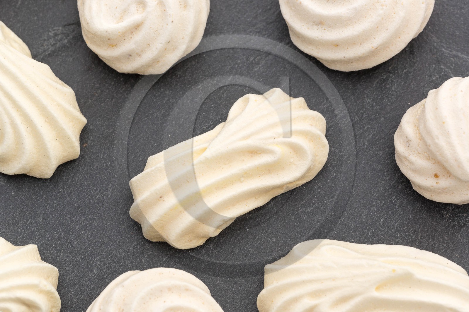 Meringues au safran et reine des prés