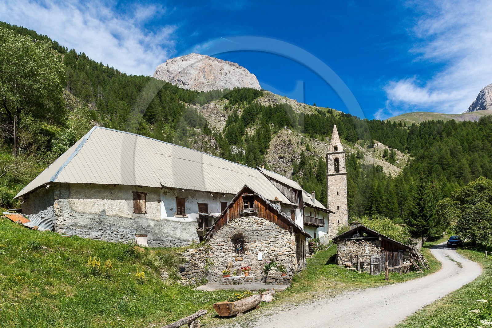 Ubaye, Vallon du Laverq, Chapelle des Pénitents, église Saint-Antoine (XVIIe siècle) et l'ancienne Abbaye Chlaisienne du Laverq (XIIe siècle)