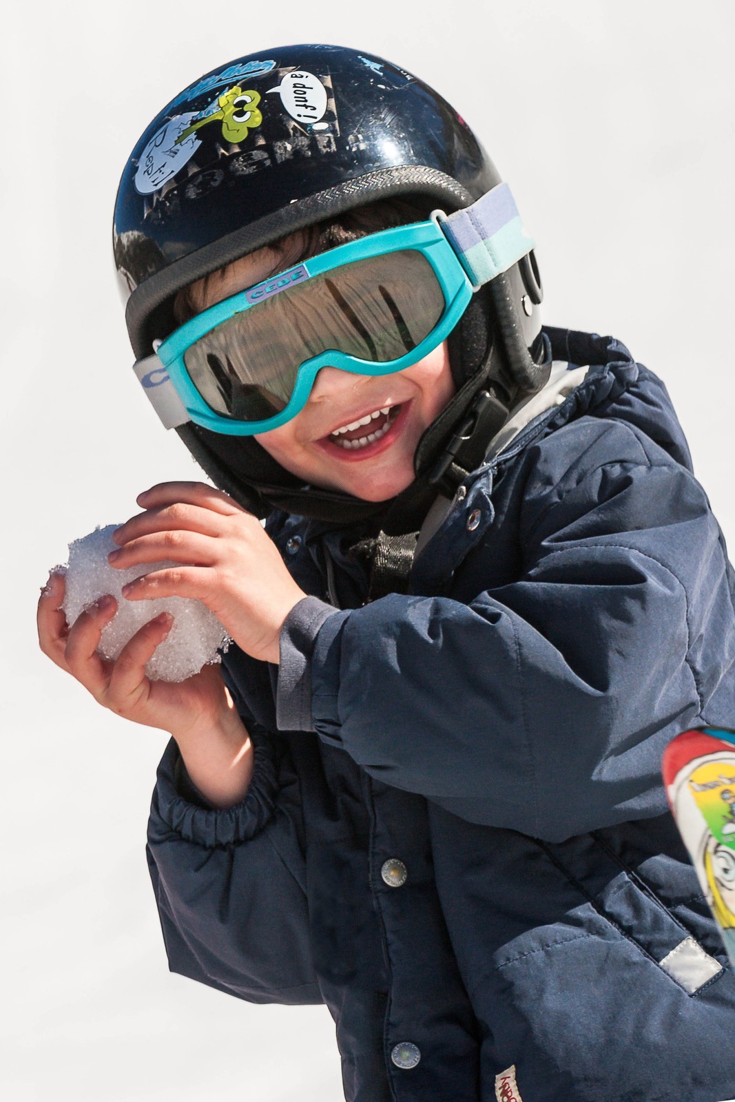 Jeux d'enfant famille à la neige