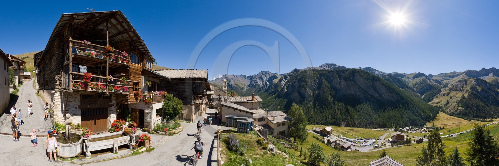 Saint-Véran, 2 042 m d'altitude,  plus haute commune  d'Europe