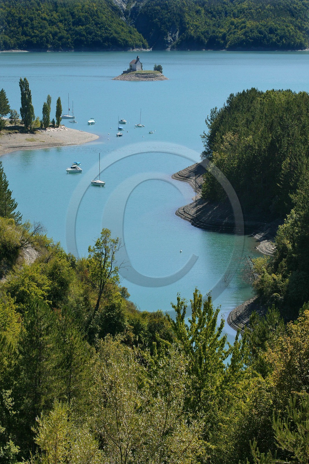 Lac de Serre-Ponçon, la baie et la Chapelle Saint-Michel,