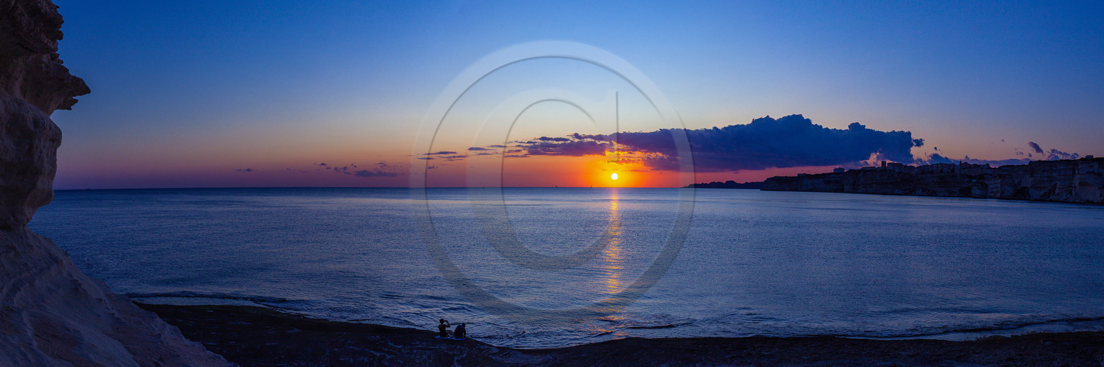 Couple au coucher de soleil sur Bonifacio