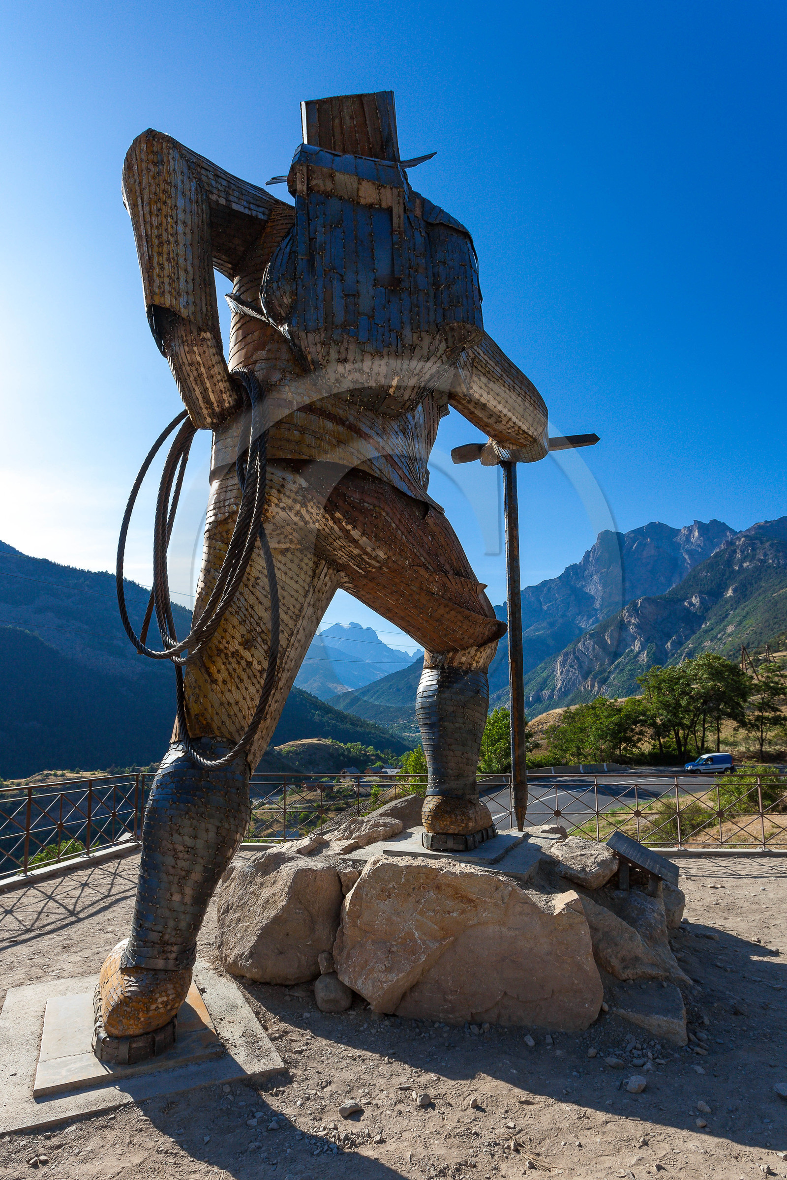 Statue d' Edward Whymper par l'artiste Christian Burger