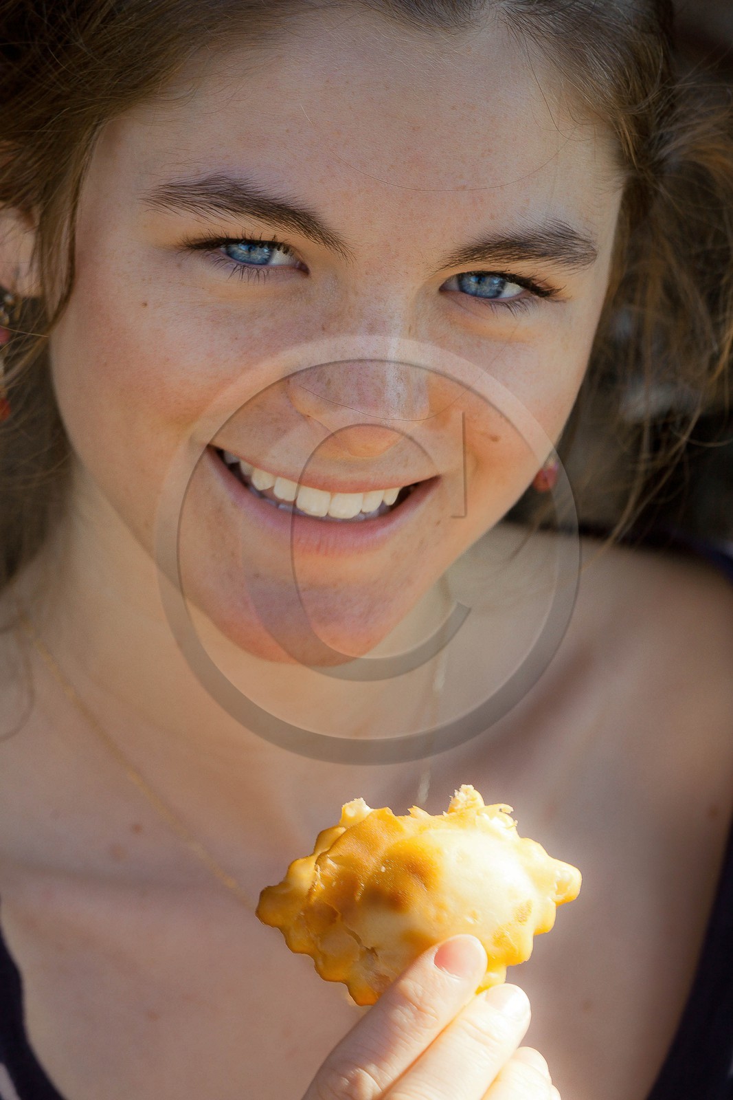 Tourton du Champsaur, jeune fille goutant une spécialité culinaire de la vallée du Champsaur