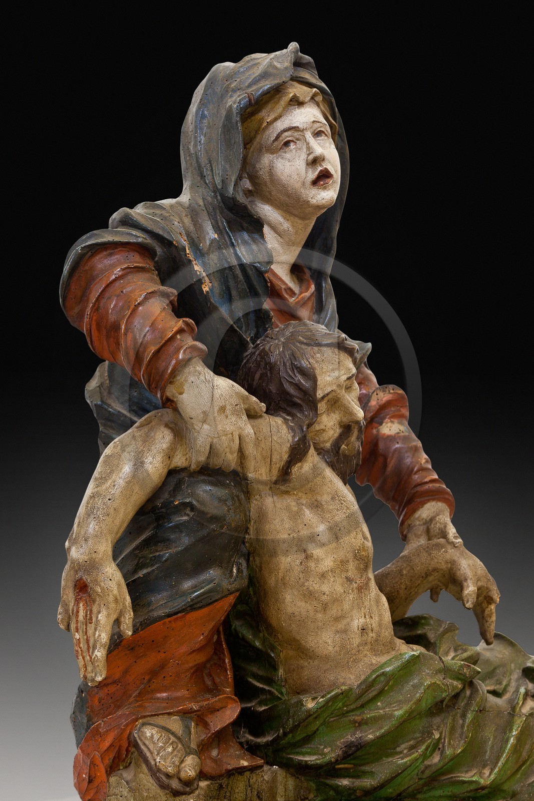 Village de l'Epine, église paroissiale du XIXème siècle recèle une pietà en bois sculptée datant du XIème siècle