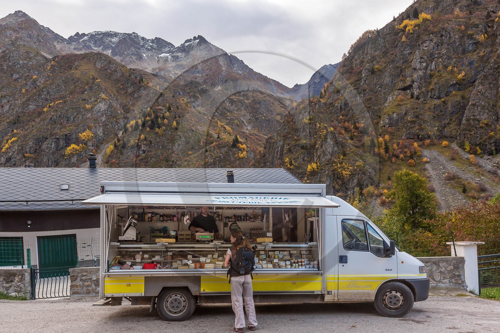 Vallée de la Bonne, village Le Désert, Chez Fabien, épicerie ambulante, charcuterie, fromages